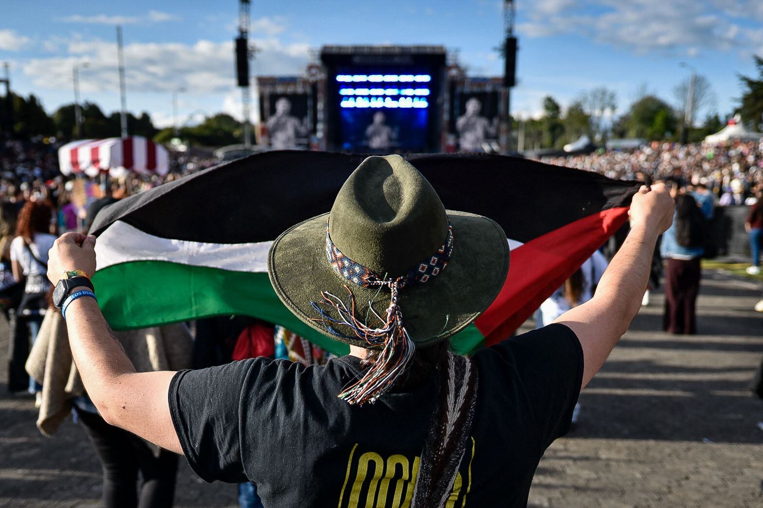 Así se vivió el primer día del Festival Cordillera: un ambiente cargado de música, baile y energía colectiva, donde miles de asistentes disfrutaron de los sonidos latinoamericanos.