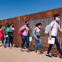 n esta foto del martes 8 de junio de 2021, un grupo de migrantes brasileños camina alrededor de una brecha en la frontera entre Estados Unidos y México en Yuma, Arizona, en busca de asilo en los Estados Unidos después de cruzar desde México. La administración Biden dice que ha identificado a más de 3.900 niños separados de sus padres en la frontera entre Estados Unidos y México bajo la política de "tolerancia cero" del expresidente Donald Trump sobre los cruces ilegales. Foto: AP / Eugene García.