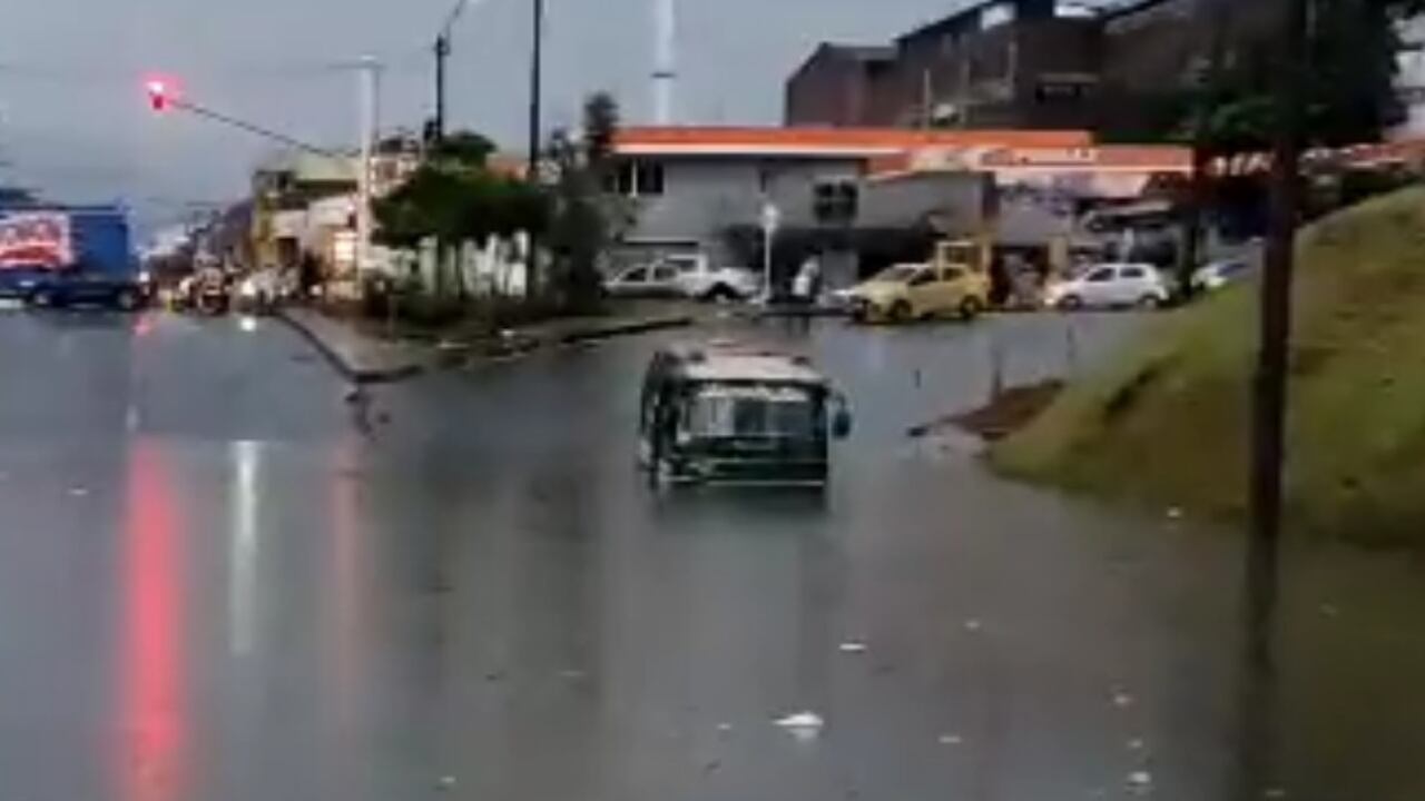 La buseta quedó hundida como consecuencia de la inundación