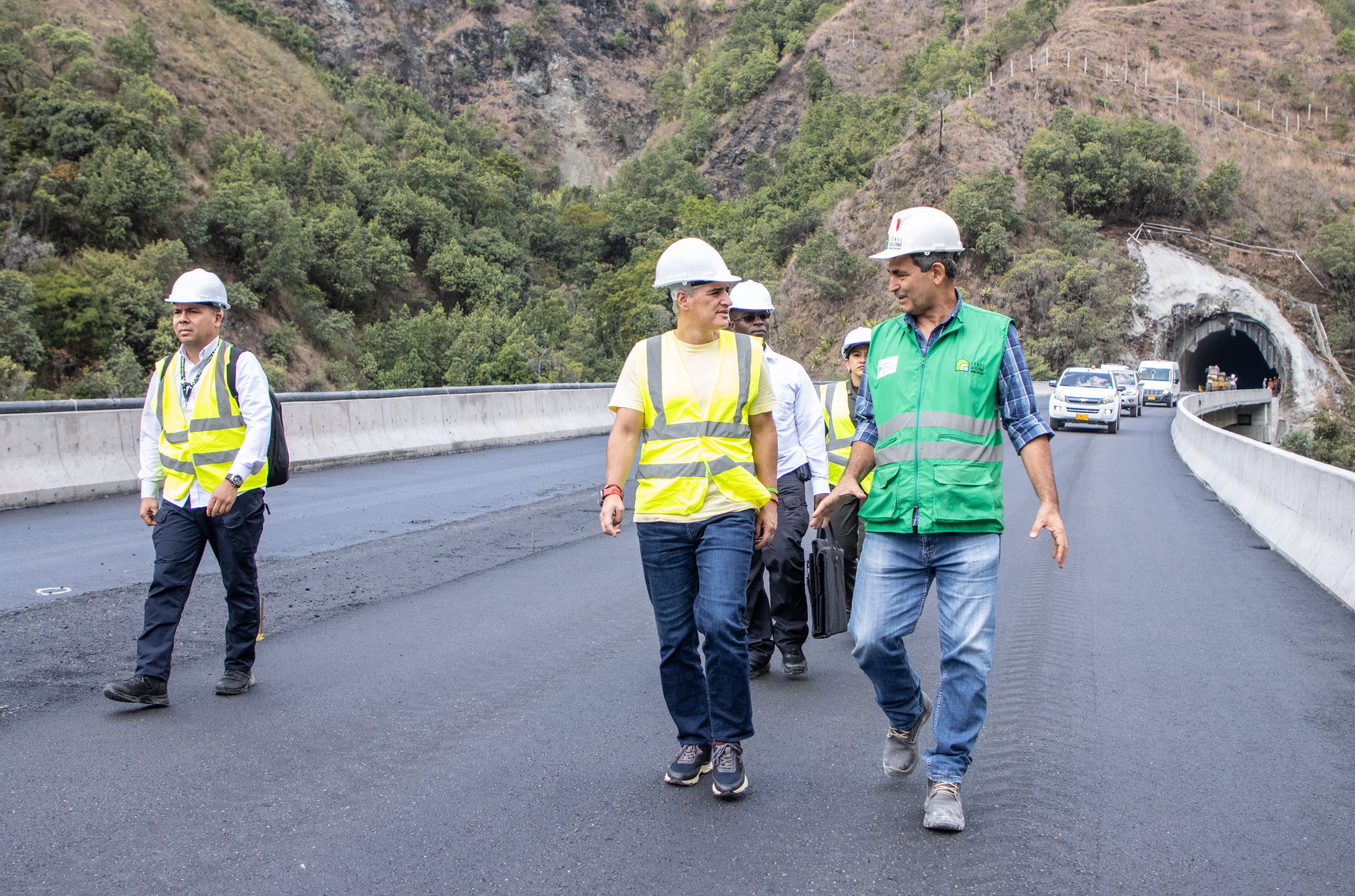 Visita del gobernador de Antioquia a las obras de la Vía al Mar