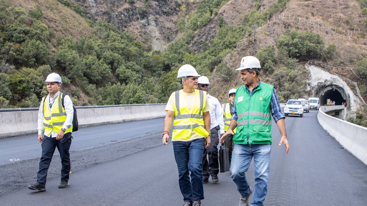 Visita del gobernador de Antioquia a las obras de la Vía al Mar