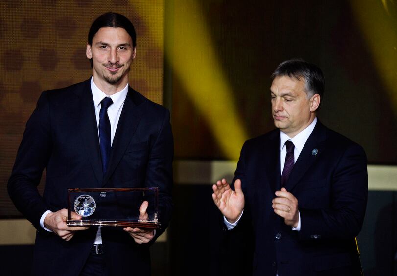 El jugador sueco Zlatan Ibrahimović (izq.), quien recibió el Premio Puskás al mejor gol del año, por parte del primer ministro húngaro, Viktor Orbán, lució formal con su sastre clásico negro y su corbata azul metalizado.
Foto: AP