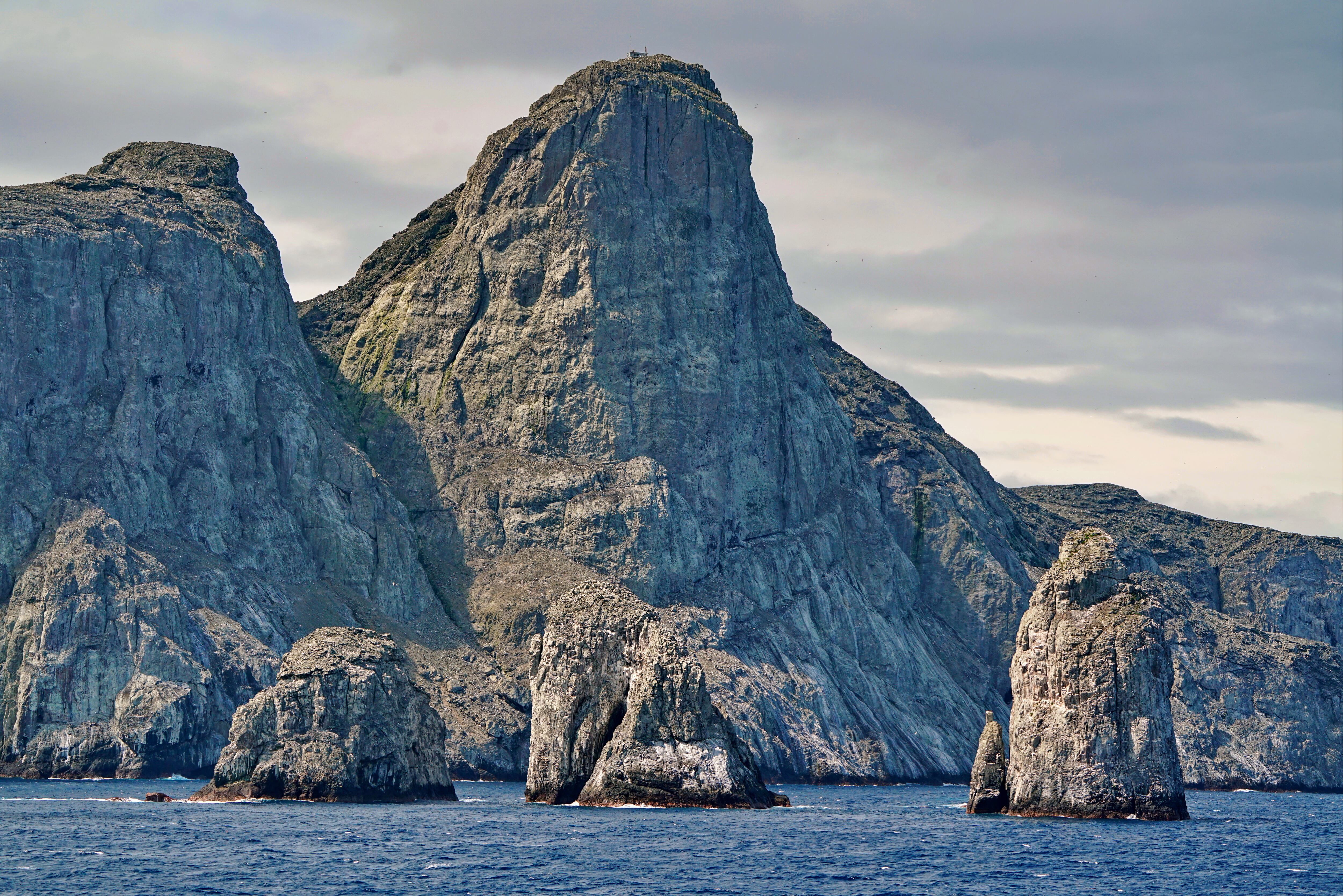 La isla de Malpelo está ubicada en el Océano Pacífico oriental tropical, aproximadamente a 500 kilómetros al oeste del puerto de Buenaventura. En la división político administrativa, pertenece al municipio Buenaventura, Valle del Cauca. El Santuario de Fauna y Flora Malpelo está bajo la administración del Sistema de Parques Nacionales Naturales de Colombia desde 1995, cuenta con sede administrativa en la ciudad de Santiago de Cali y sede operativa en el Distrito de Buenaventura y es Patrimonio Natural de la Humanidad por la UNESCO. Foto Jorge Orozco / El País.