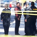 Trabajos policiales en la escena del tiroteo en el edificio John W. Harshbarger en el campus de la Universidad de Arizona en Tucson, Arizona, el miércoles 5 de octubre de 2022. (Rebecca Sasnett/Arizona Daily Star via AP)