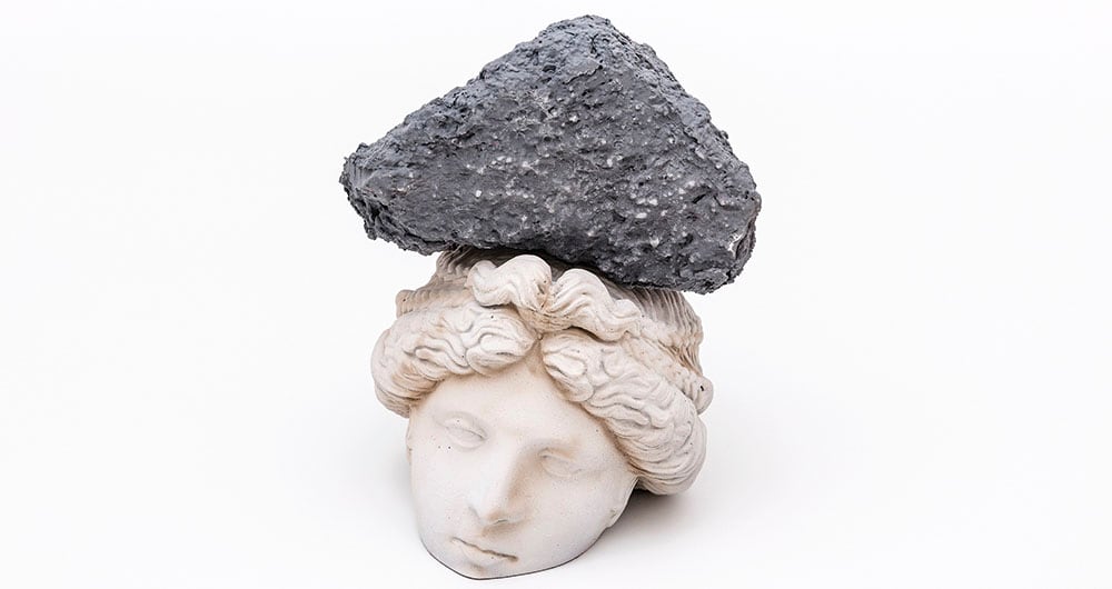 Gabriella García(São Paulo, Brasil, 1992),Living in the dark in full light-rosé, 2022,  escultura de resina y polvo de mármol, 1/10-23x14x17 cm. Galería Lume (São Paulo, Brasil).