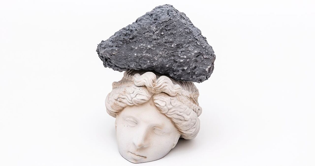 Gabriella García(São Paulo, Brasil, 1992),Living in the dark in full light-rosé, 2022, escultura de resina y polvo de mármol, 1/10-23x14x17 cm. Galería Lume (São Paulo, Brasil).