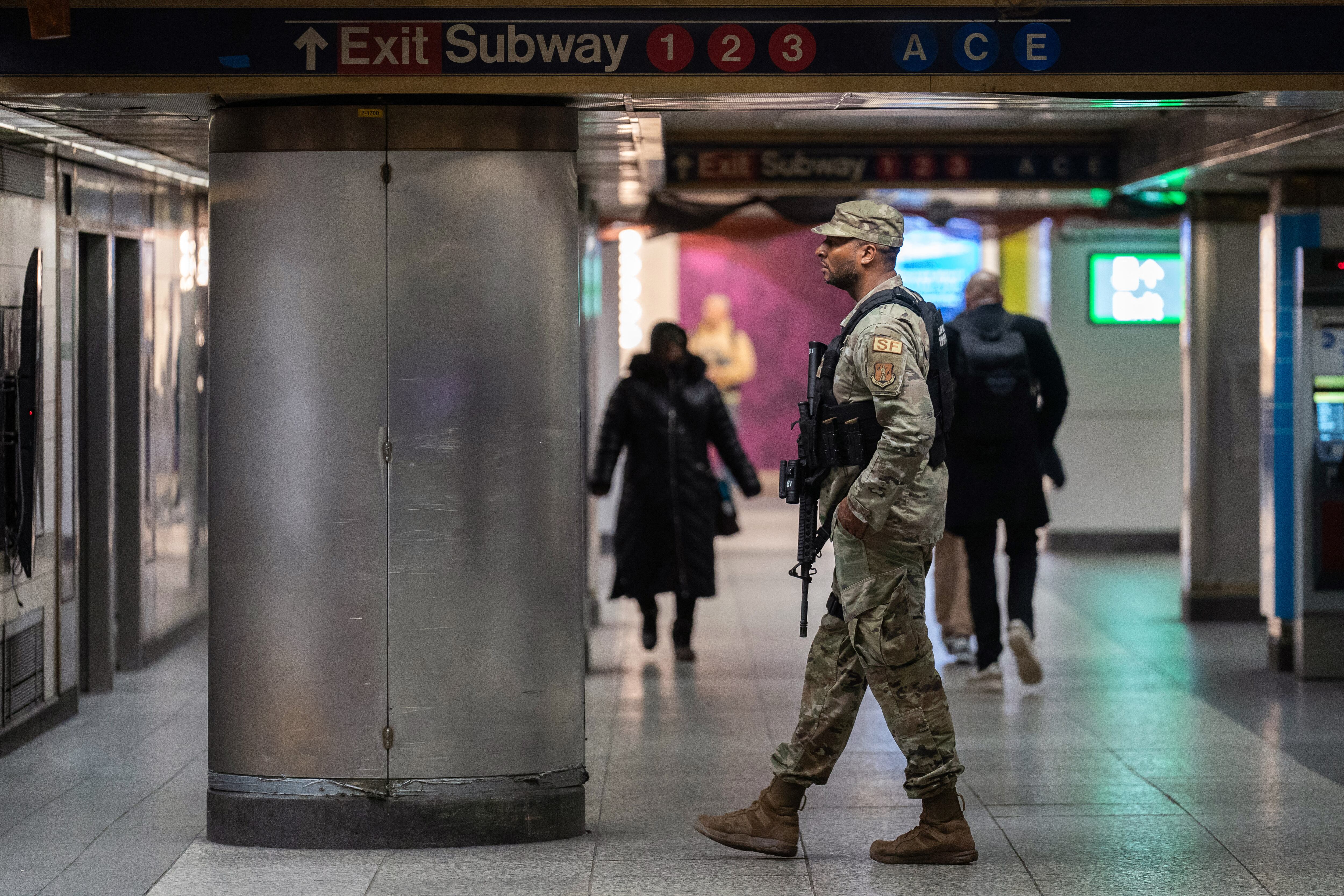 Un miembro de la Guardia Nacional patrulla la estación Penn el 6 de marzo de 2024 en la ciudad de Nueva York. La gobernadora de Nueva York, Hochul, anunció que se utilizarán 1.000 agentes de la policía estatal de Nueva York, el MTAPD y la Guardia Nacional de Nueva York para apoyar a la policía de Nueva York en la realización de controles de bolsos.