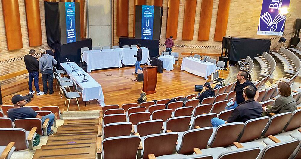   SEMANA tuvo acceso a imágenes de los encuentros previos en la Biblioteca Virgilio Barco. Aunque la JEP admite que debe haber preparación psicológica para las víctimas, para muchas de ellas simplemente lo que hay de por medio es un guion en el que terminan ganando las Farc, ahora partido Comunes.