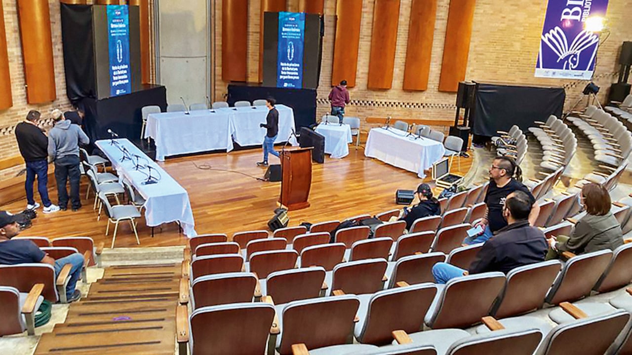 SEMANA tuvo acceso a imágenes de los encuentros previos en la Biblioteca Virgilio Barco. Aunque la JEP admite que debe haber preparación psicológica para las víctimas, para muchas de ellas simplemente lo que hay de por medio es un guion en el que terminan ganando las Farc, ahora partido Comunes.