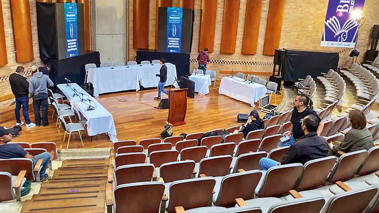 SEMANA tuvo acceso a imágenes de los encuentros previos en la Biblioteca Virgilio Barco. Aunque la JEP admite que debe haber preparación psicológica para las víctimas, para muchas de ellas simplemente lo que hay de por medio es un guion en el que terminan ganando las Farc, ahora partido Comunes.