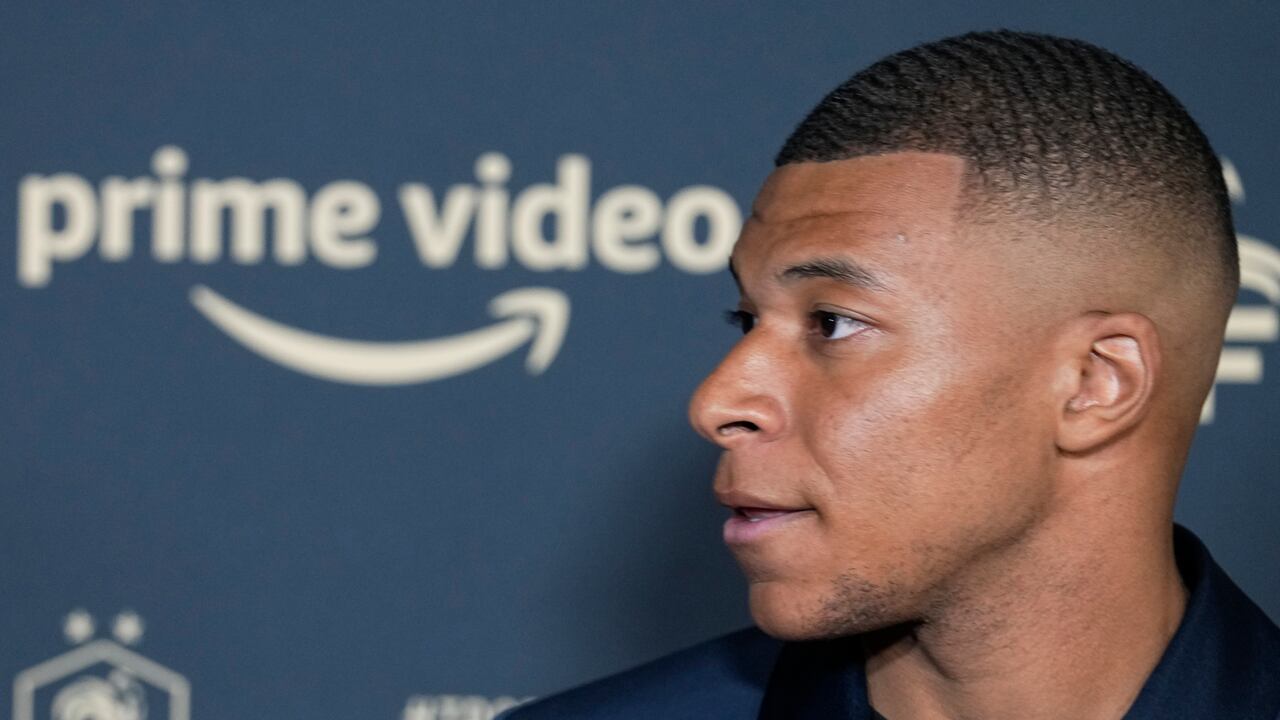 Kylian Mbappe del Paris Saint Germain posa cuando llega a la ceremonia de la UNFP (Unión de Futbolistas Profesionales Franceses), en París, Francia, el domingo 15 de mayo de 2022