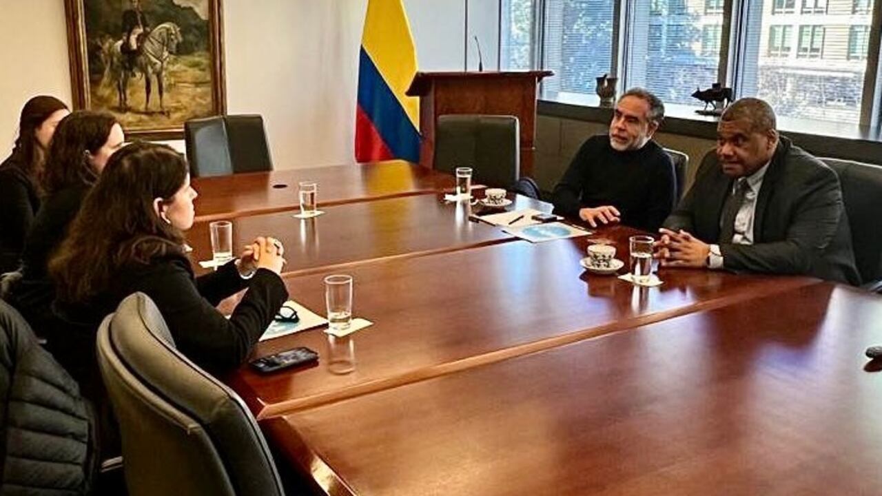 Armando Benedetti durante su reunión con la Oficina en Washington para Asuntos Latinoamericanos (WOLA).