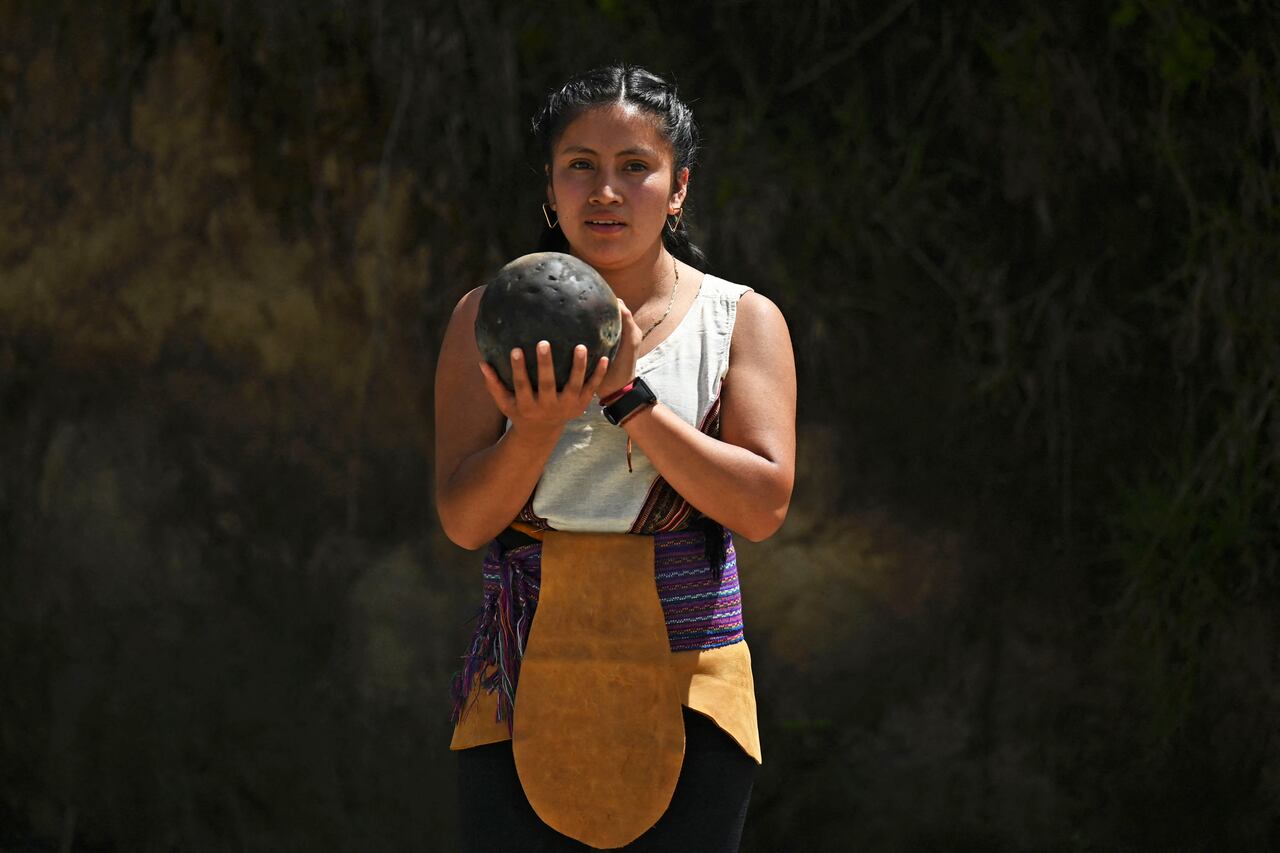 Una mujer indígena juega al juego de pelota maya en el viallage de Xesampual en Santa Lucía Utatlán, Guatemala, el 20 de junio de 2021. - Un total de 11 equipos, entre ellos uno de mujeres, participaron en un torneo conmemorativo del solsticio y en preparación para el torneo mesoamericano. Foto de Johan Ordonez / AFP