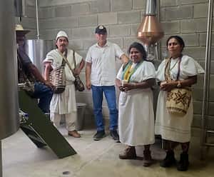 Productores arhuacos de Sierra Nevada de Santa Marta con representante de Fedepanela.