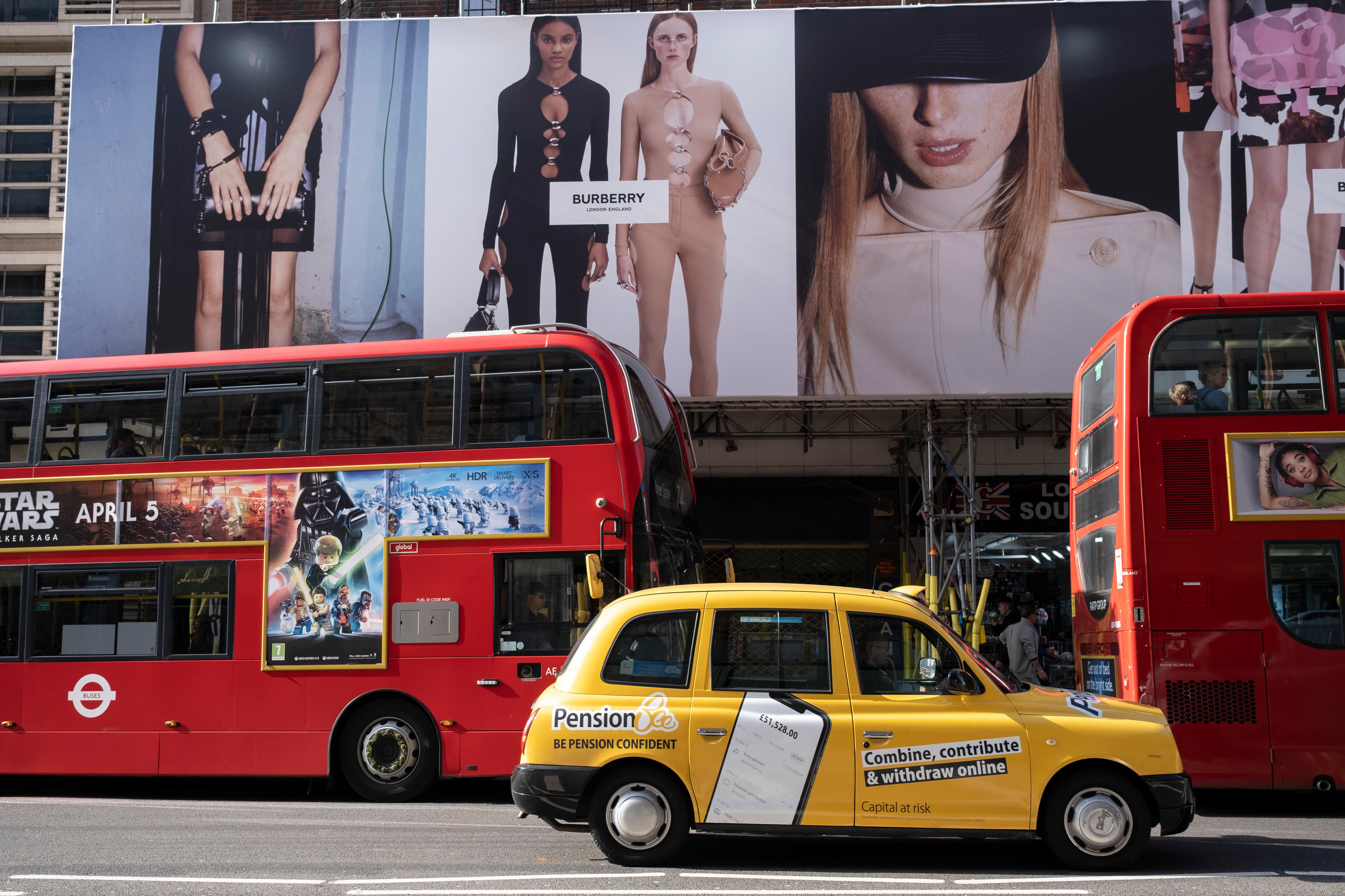 Burberry es una casa de moda de lujo británica con sede en Londres, Inglaterra. Actualmente diseña y distribuye ropa prêt-à-porter, marroquinería, etc.