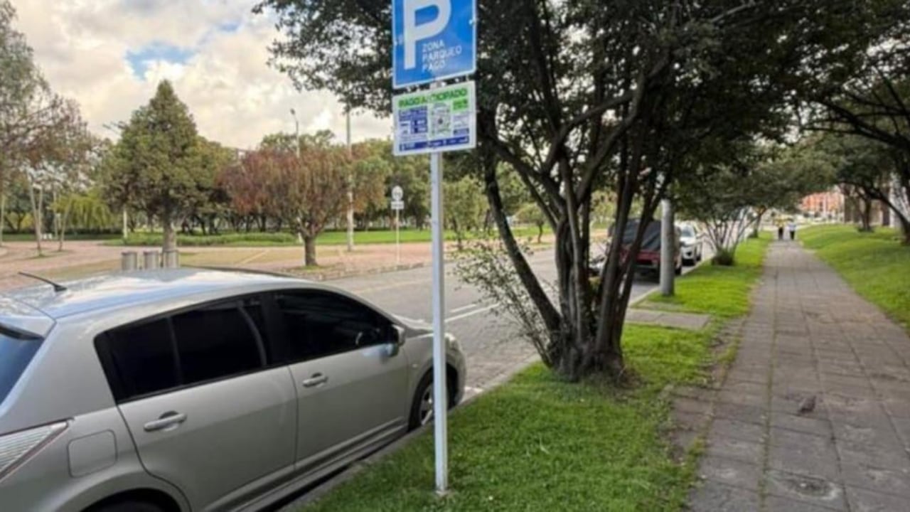 Bogotá ha habilitado más de 13.000 cupos de estacionamiento legal mediante las Zonas de Parqueo Pago.