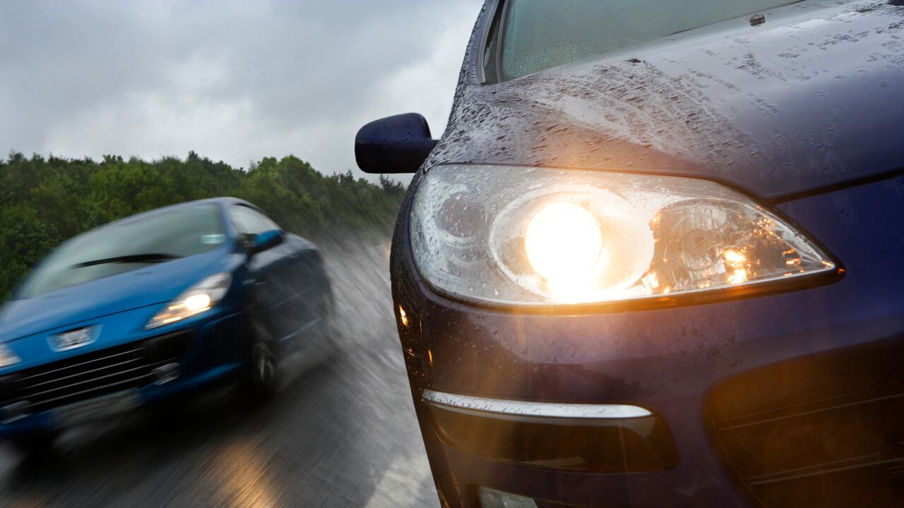 La conducción bajo la lluvia puede ser desafiante.