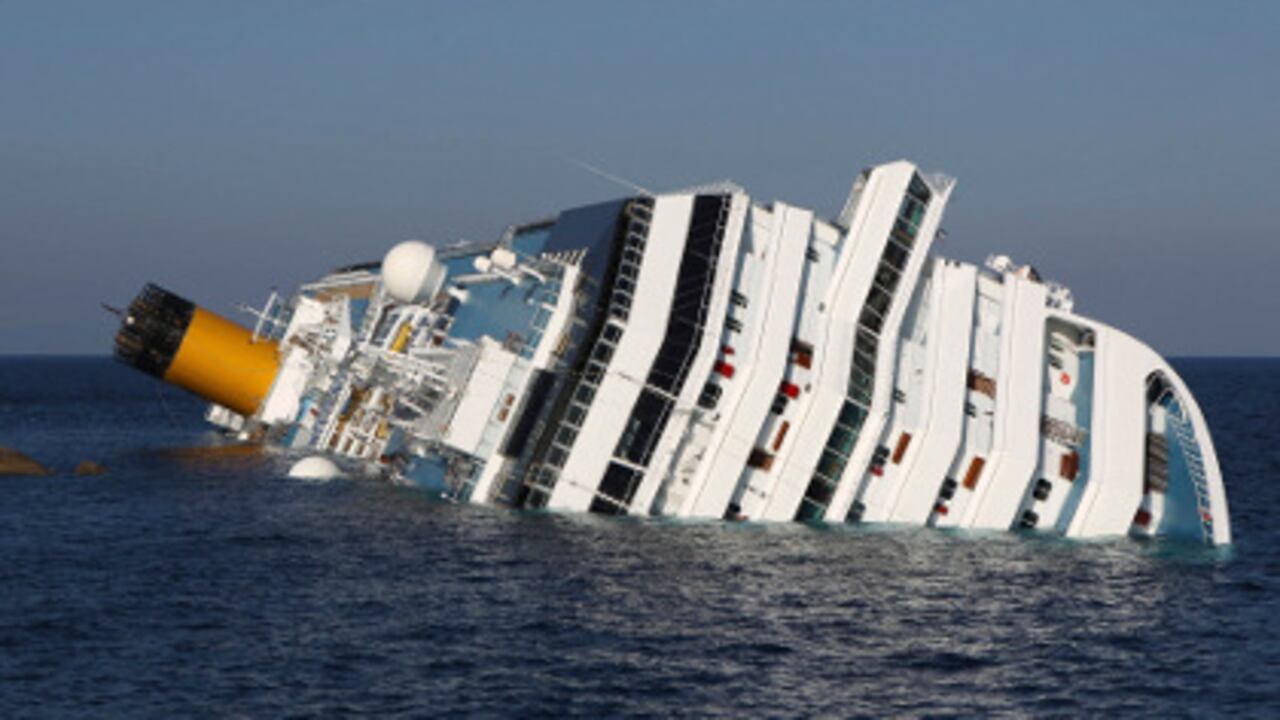 Las historias recientes de capitanes que dejan sus barcos mientras se hunden son escasas pero no únicas.