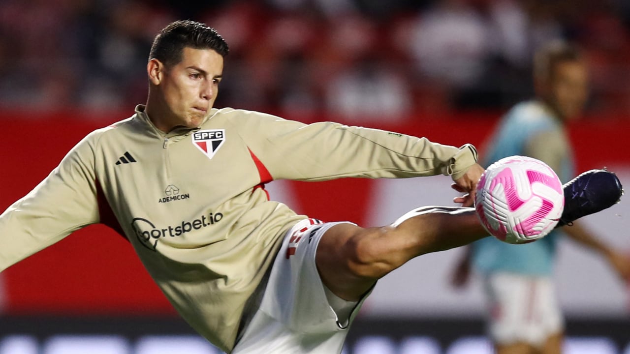 James Rodríguez durante un calentamiento con Sao Paulo