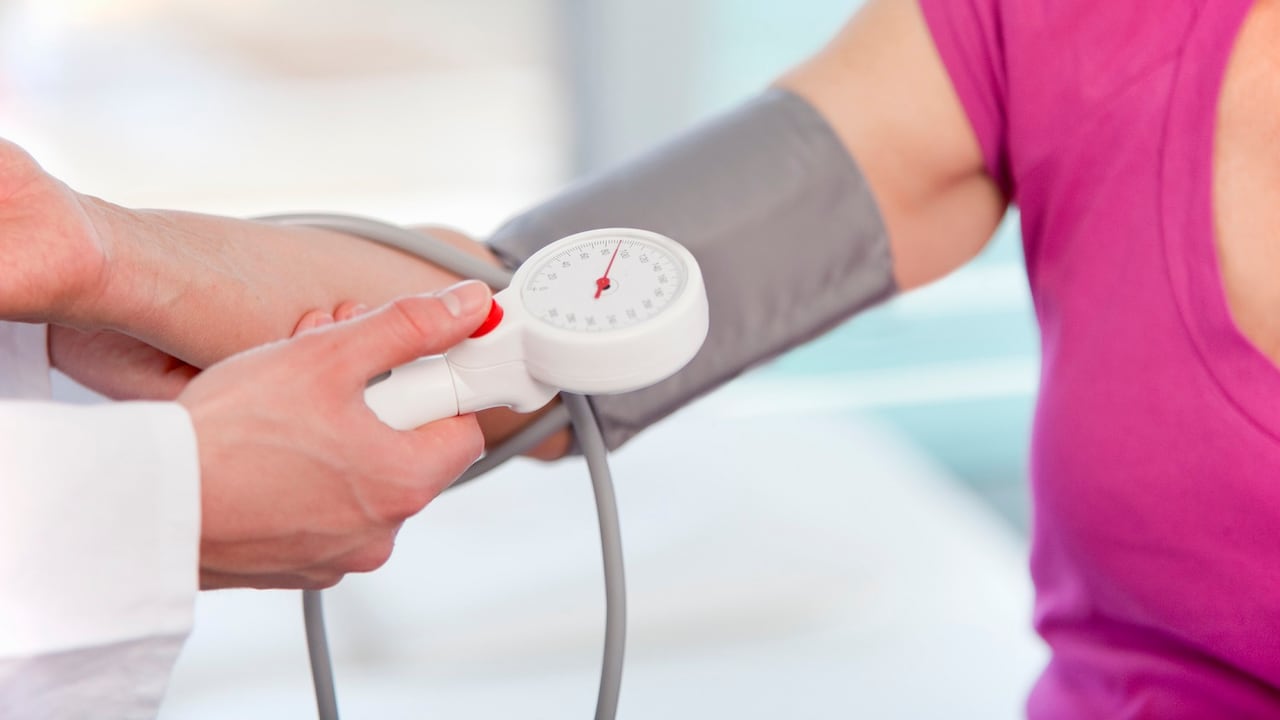 La hipertensión requiere tratamiento médico.