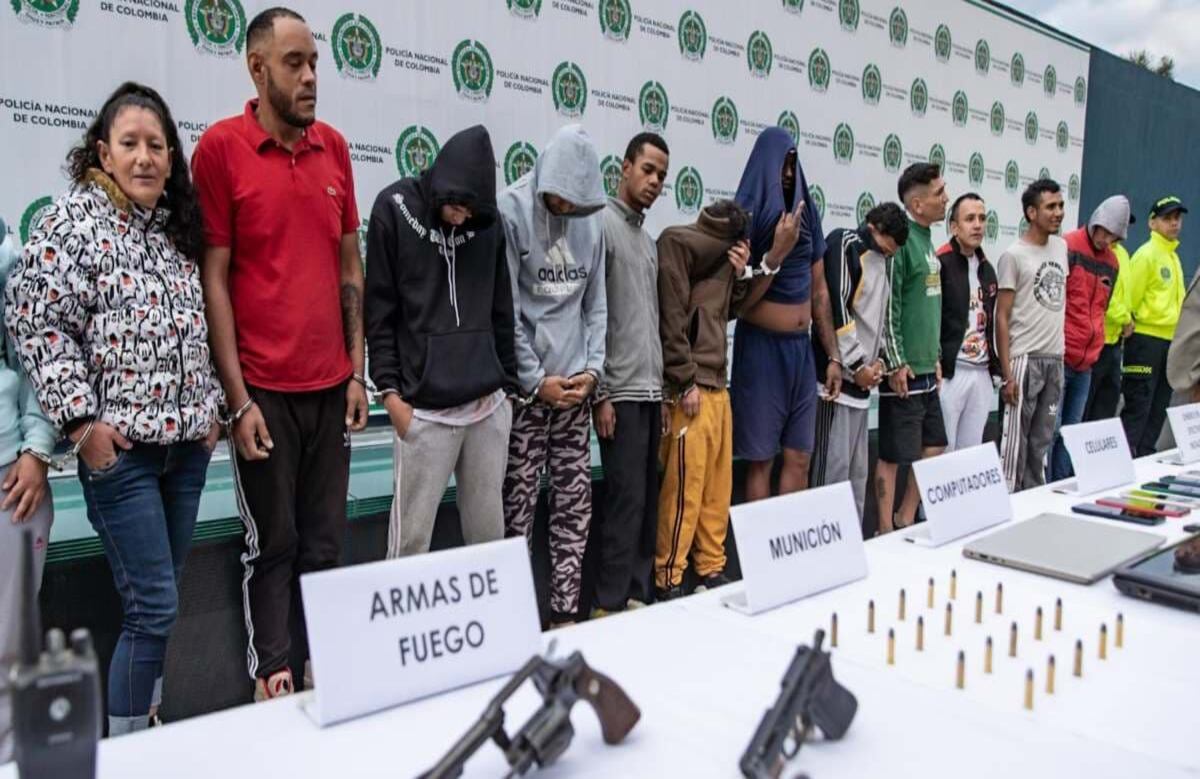 Los 21 capturados deberán responder por los delitos de homicidio, tortura, desaparición forzada, tráfico y porte ilegal de armas de fuego, así como tráfico y fabricación de estupefacientes.