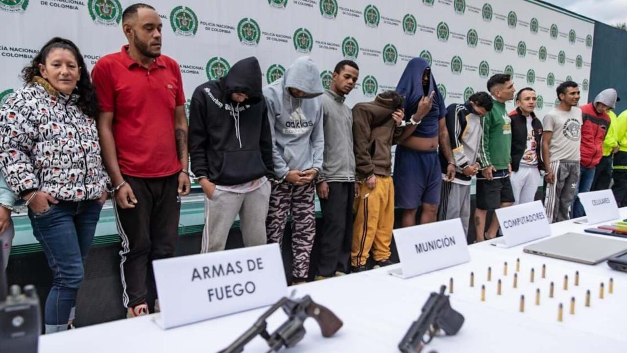 Los 21 capturados deberán responder por los delitos de homicidio, tortura, desaparición forzada, tráfico y porte ilegal de armas de fuego, así como tráfico y fabricación de estupefacientes.