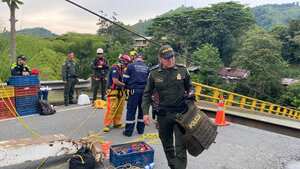 Policía Nacional hace inventario de la carga de armamento que cayó al río