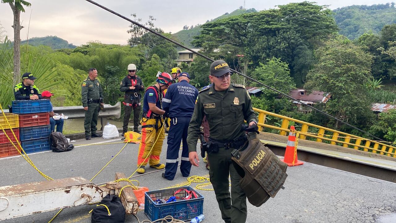 Policía Nacional hace inventario de la carga de armamento que cayó al río