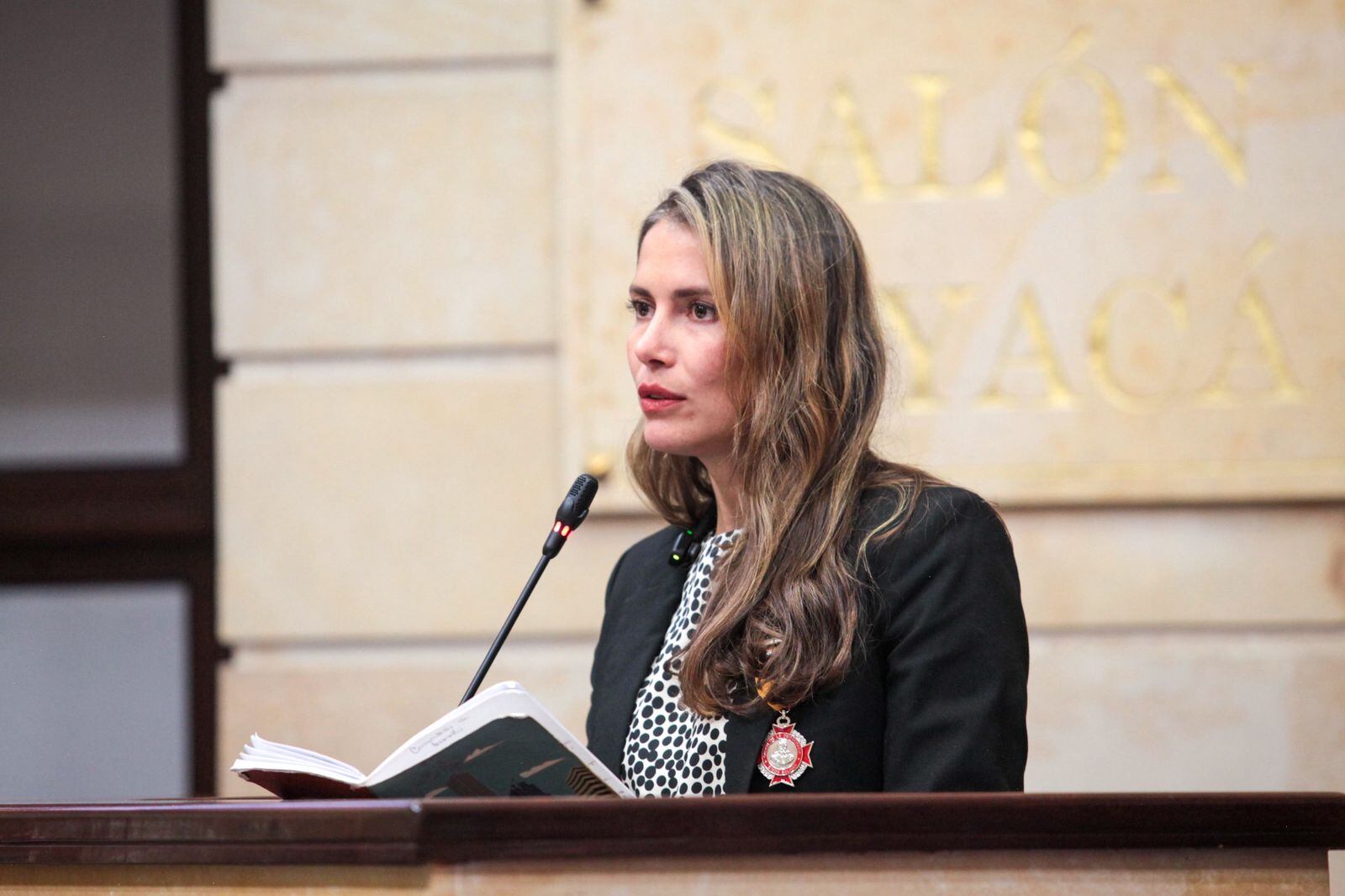 Condecoración a la primera dama de Bogotá.