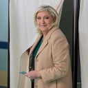 La candidata presidencial del partido de extrema derecha francés Rassemblement National (RN), Marine Le Pen, abandona la cabina de votación mientras vota durante la primera ronda de las elecciones presidenciales de Francia en un colegio electoral en Henin-Beaumont, en el norte de Francia, el 10 de abril de 2022. (Foto de DENIS CHARLET / AFP)