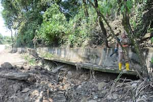 Cali: Obras de adecuación y mantenimiento en el embalse y canales de aguas lluvias que se encuentran en la parte a atrás de Chipichape: Foto José L Guzmán. EL País.