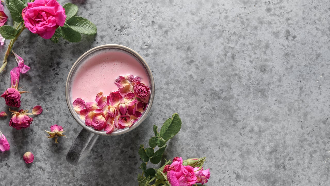 El particular color de esta leche se lo da la remolacha, un alimento popular por su beneficios en el hígado.