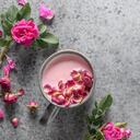 El particular color de esta leche se lo da la remolacha, un alimento popular por su beneficios en el hígado.