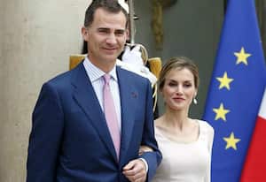 Ningún miembro de la Familia Real, compuesta por Felipe VI y su esposa Letizia, los reyes Juan Carlos y Sofía, la princesa de Asturias y la infanta Leonor, podrá ejercer otra actividad que no sea la institucional.