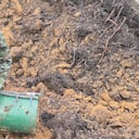 Soldado desactivando explosivos en el Cauca.