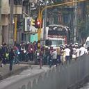 la protesta se adelanta a la altura de la calle 22 con Avenida Caracas donde los manifestantes se tomaron el carril exclusivo de TransMilenio.