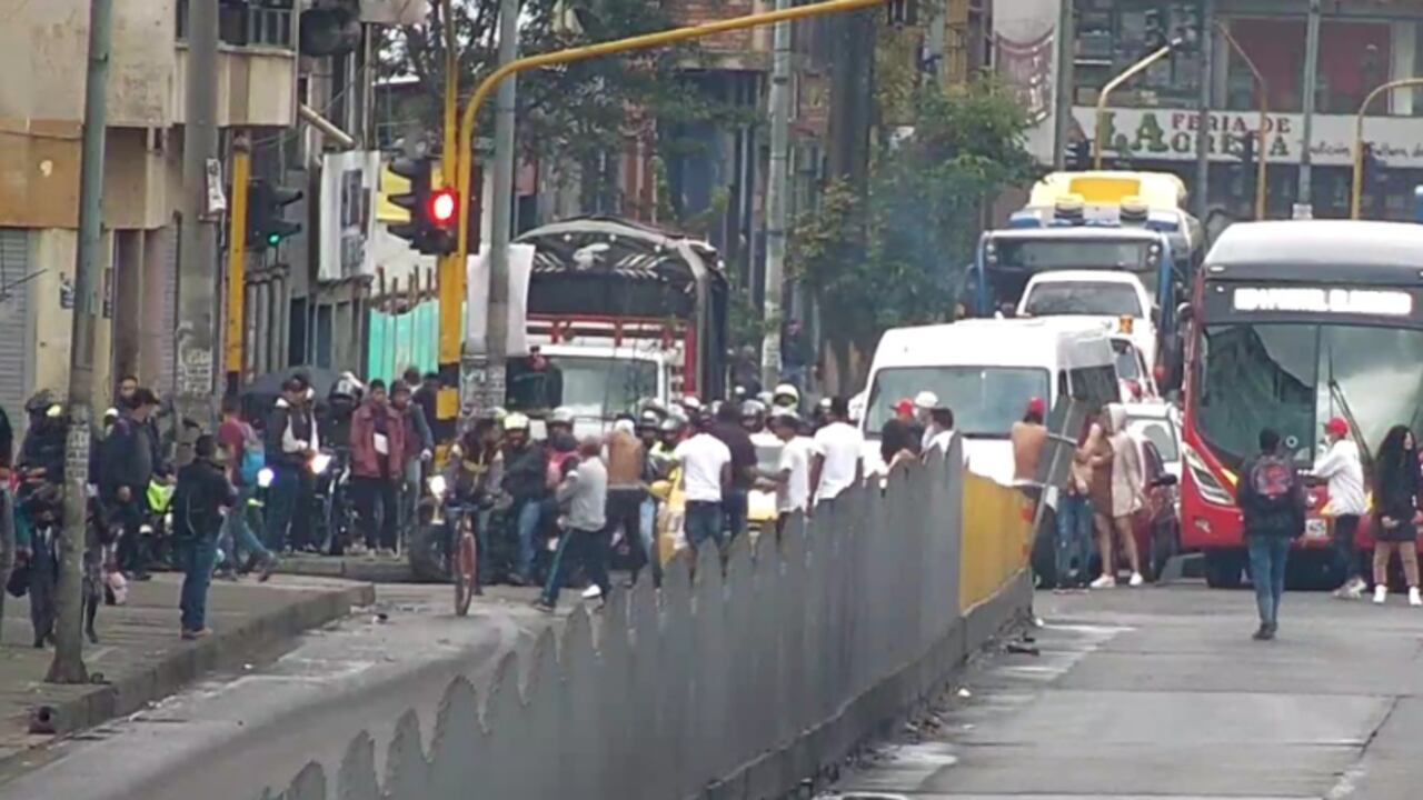 la protesta se adelanta a la altura de la calle 22 con Avenida Caracas donde los manifestantes se tomaron el carril exclusivo de TransMilenio.