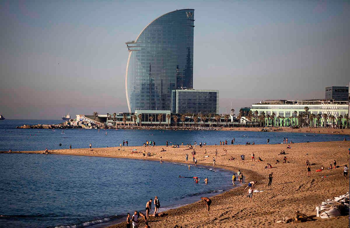 La gente disfruta de la playa en Barcelona, España, miércoles 20 de mayo de 2020. Barcelona permitió a las personas a caminar en sus playas el miércoles, por primera vez desde el inicio del encierro por el virus hace más de dos meses. Tomar el sol y la natación recreativa todavía no está permitido. (Foto AP / Emilio Morenatti)