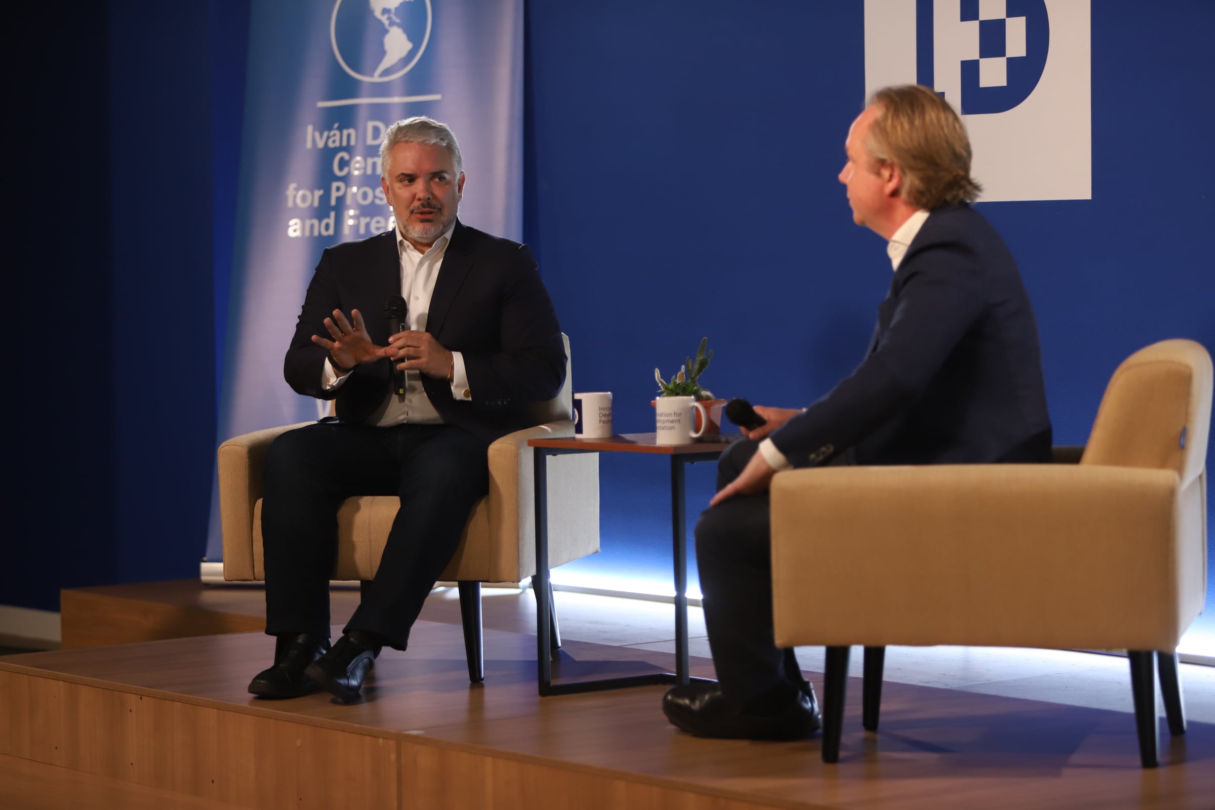 Expresidente Iván Duque Márquez en conversación con el editor en jefe de Americas Quarterly, Brian Winter.