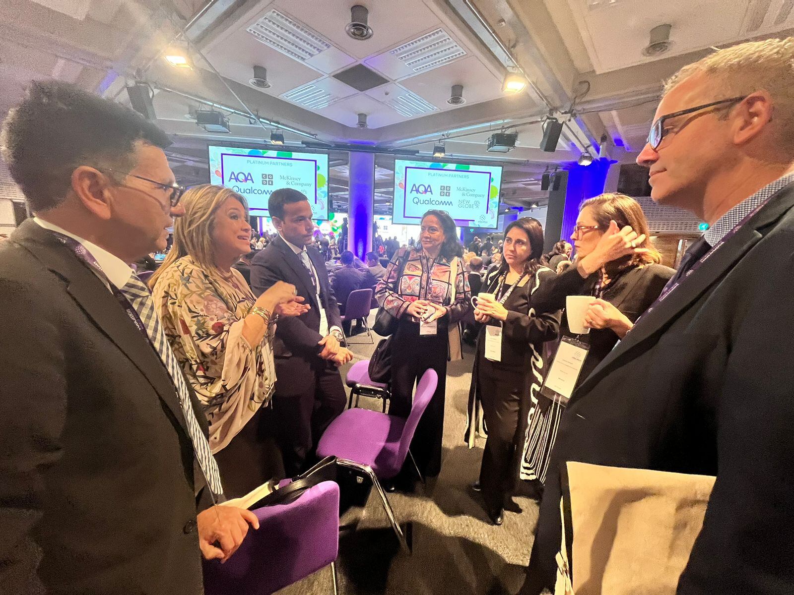 Secretaria Edna Bonilla dialogando con asistentes al Foro Mundial de Educación.