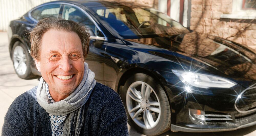 A Errol Musk, un ingeniero de 74 años, sus hijos no lo quieren. Dice que ellos son lo que son gracias a él, pero la historia de Maye lo contradice. 