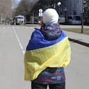 Una mujer cubierta por la bandera ucraniana frente a las tropas rusas en una calle durante una manifestación contra la ocupación rusa en Jersón, Ucrania.