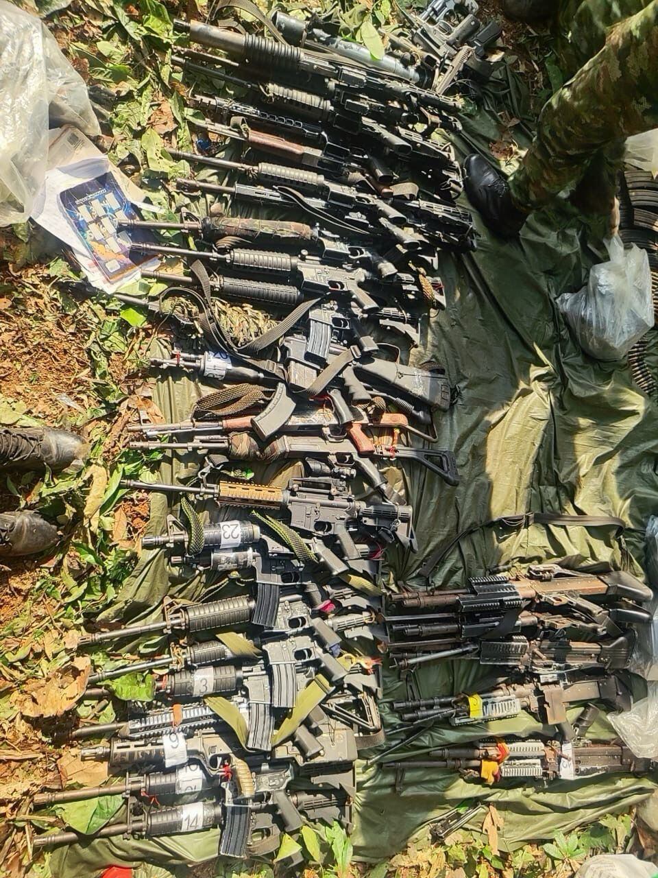 Fusiles encontrados en la zona del bombardeo contra alias Pescado.