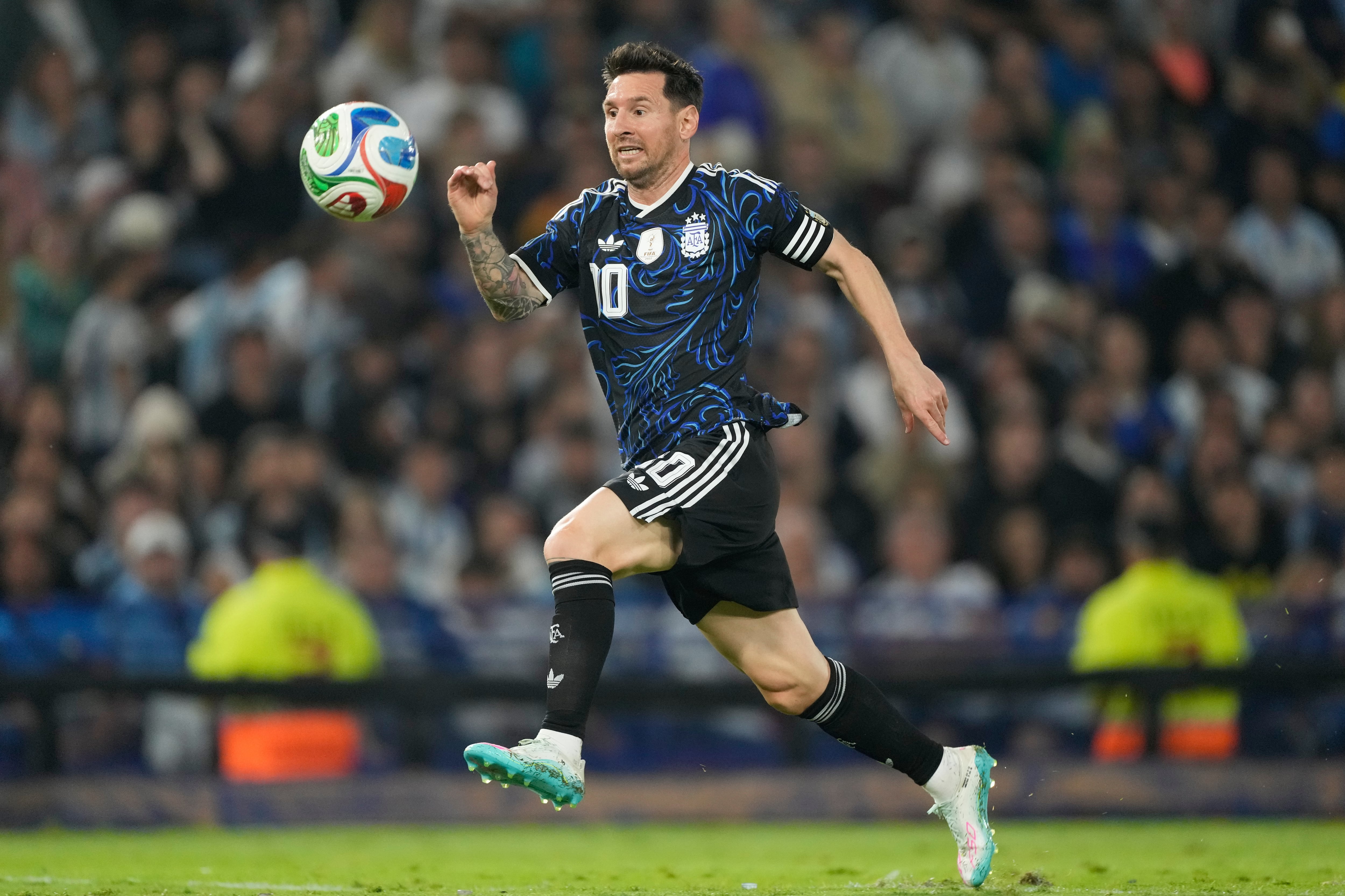 El argentino Lione Mesi corre durante un partido amistoso de fútbol contra Mauritania en Buenos Aires, Argentina.