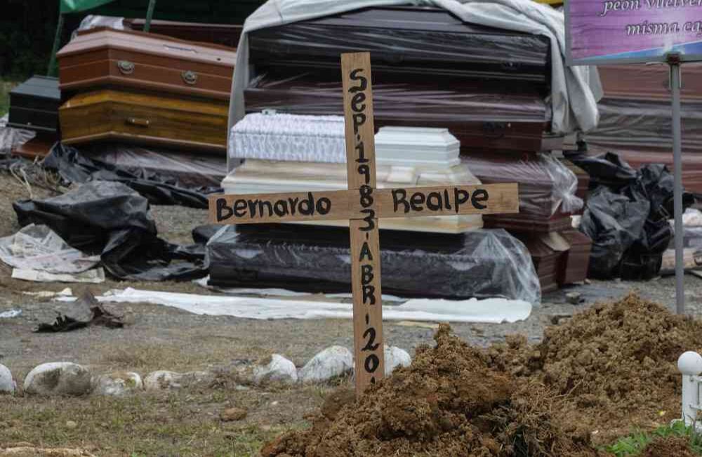 Un cruz reposa sobre la última morada de una víctima, el miércoles 5 de abril de 2017 en Mocoa, Putumayo, luego que la noche del 31 de marzo una avalancha provocada por el desbordamiento de los ríos Mocoa, Mulato y Sangoyaco arrasó con todo lo que encontró a su paso. Hasta el momento la cifra de muertos se eleva a  301 personas fallecidas  y un indeterminado numero de desaparecidos. Foto: Carlos Julio Martínez / Enviado Especial de Semana