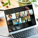 Usuario de un pc portátil sosteniendo una Videollamada.