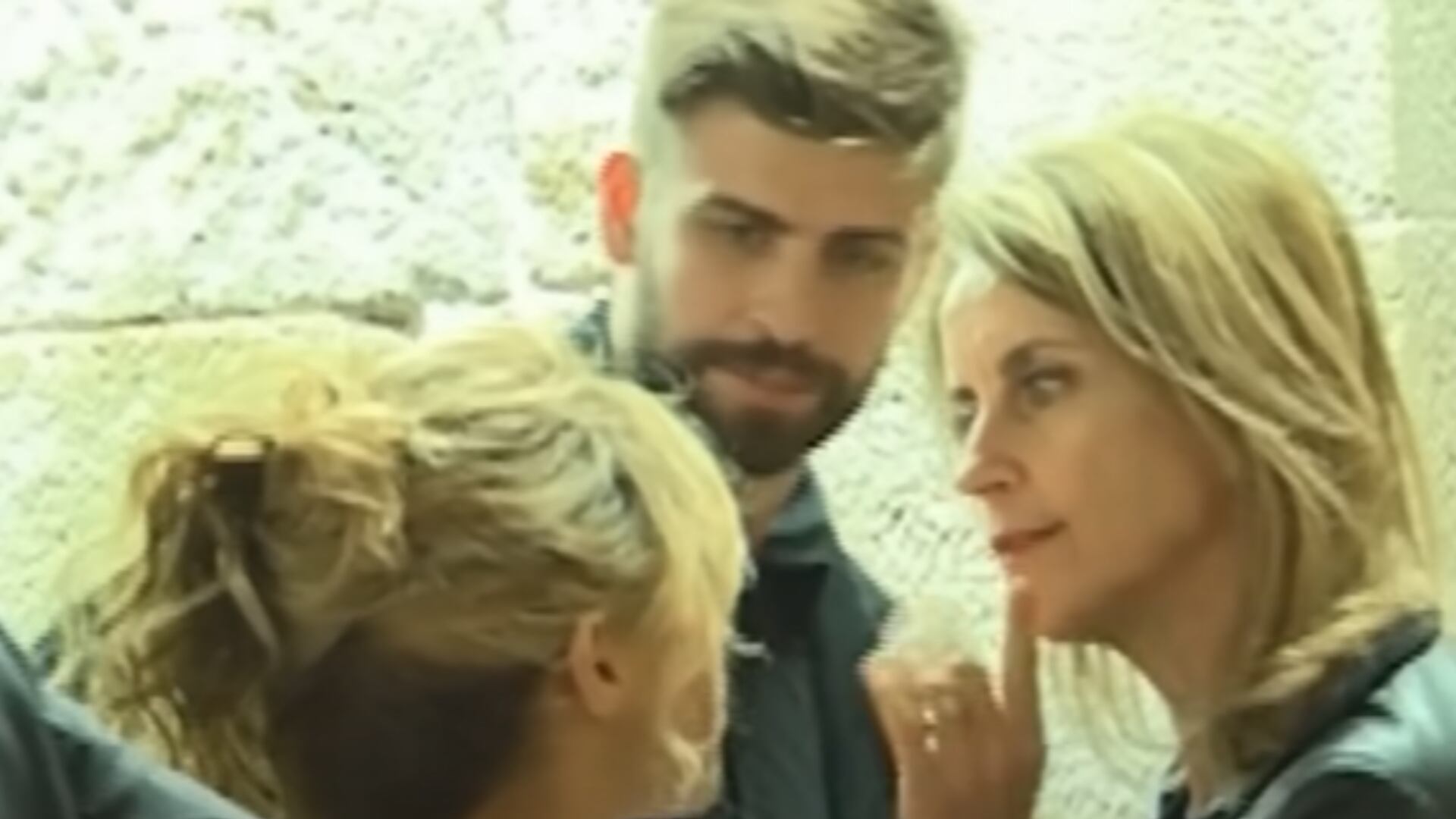 Momento en el que Montserrat Bernabéu manda a callar a su ex nuera, Shakira.