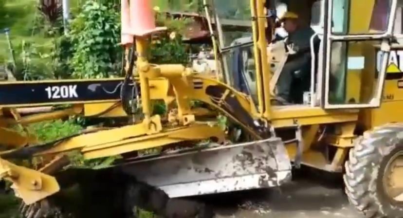 La Unidad para la Gestión del Riesgo de Desastres mejora las vías terciarias en los departamentos de Caldas y Risaralda. Twitter Luis Fernando Velasco