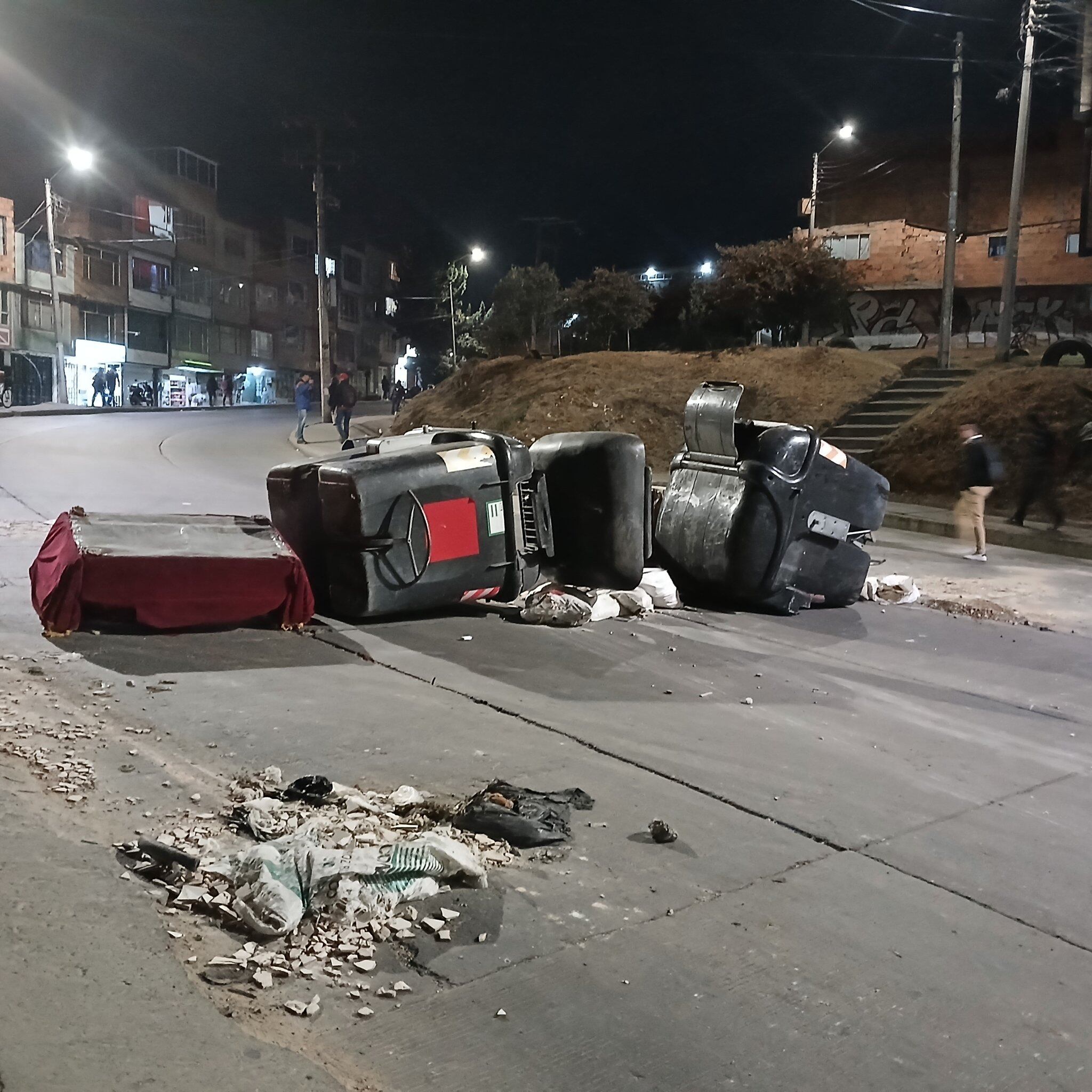 Bloqueos con contenedores en Arborizadora Alta