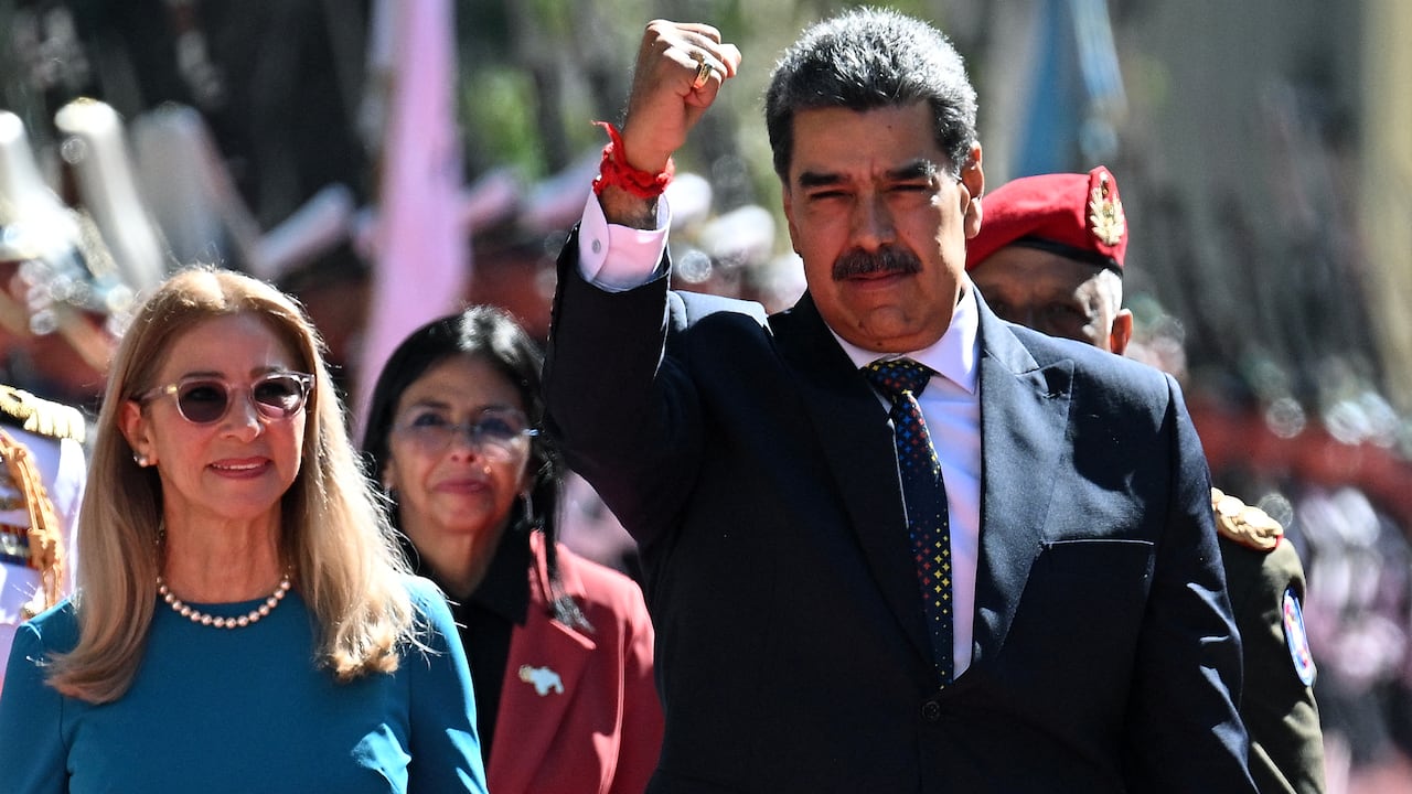 El presidente de Venezuela, Nicolás Maduro (derecha), hace un gesto junto a la primera dama Cilia Flores a su llegada al Capitolio -casa de la Asamblea Nacional- para la toma de posesión presidencial, en Caracas el 10 de enero de 2025. (Foto de Federico PARRA/AFP)